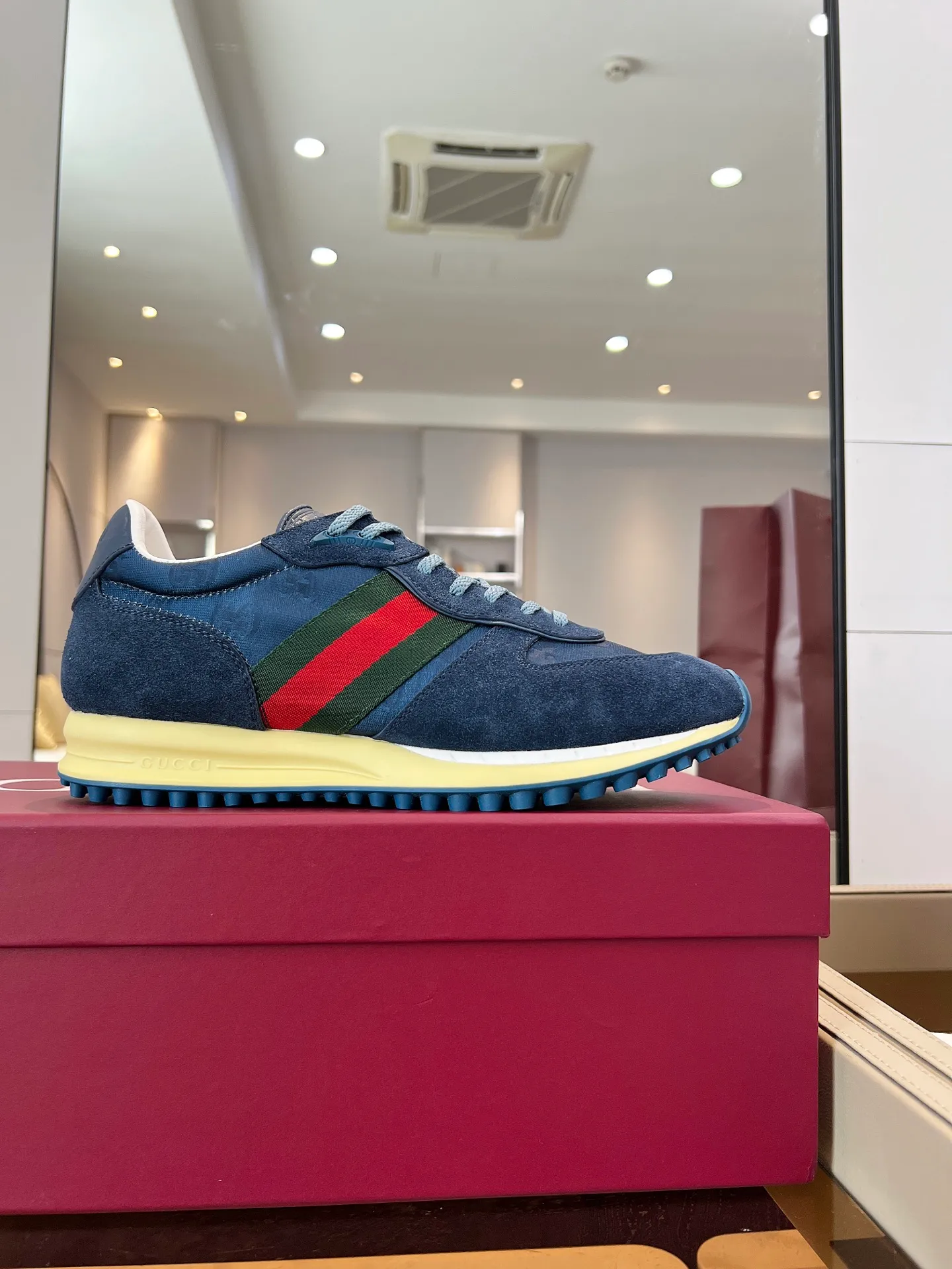 👟👟Ex-factory price 620👟👟 The design of Gucci's new casual shoes is simply amazing. The classic double G logo is matched with retro red and green webbing. It is fashionable and high-end. It is completely the top element in the fashion circle. It is highly recognizable when worn and keeps turning heads. 💯 The upper is soft and breathable, and the upper foot is comfortable! The soles are made of special cushioning material, so your feet won’t get tired no matter how much you walk. They are perfect for daily commuting, shopping, and traveling. Code number 40-45